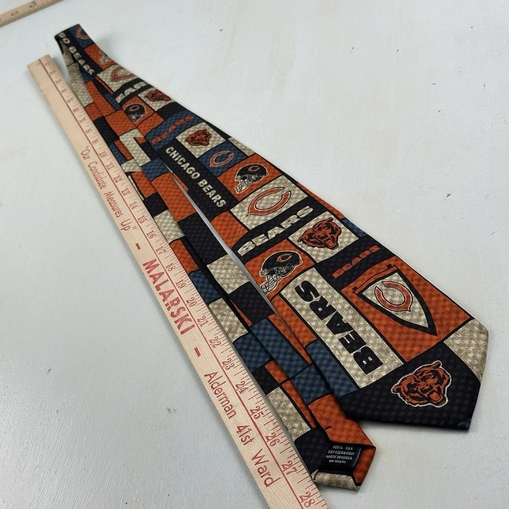 VTG Chicago Bears 100% Silk Tie Men NFL Football Logo Helmet AOP  All Over Print